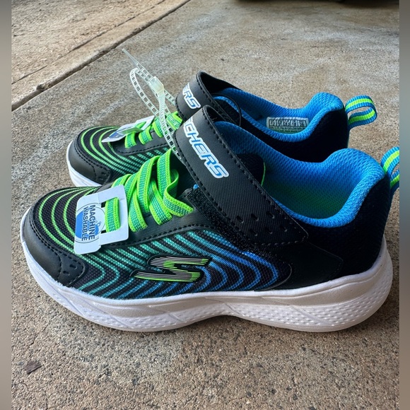 Sketchers Kids Tennis Shoes NWT - Picture 3 of 4